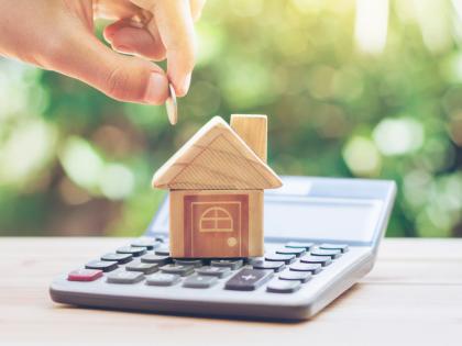shutterstock_1245050809_edited.jpg Model house on a calculator