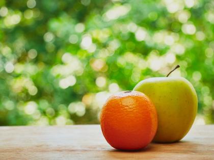 Apple and orange, symbolising comparision